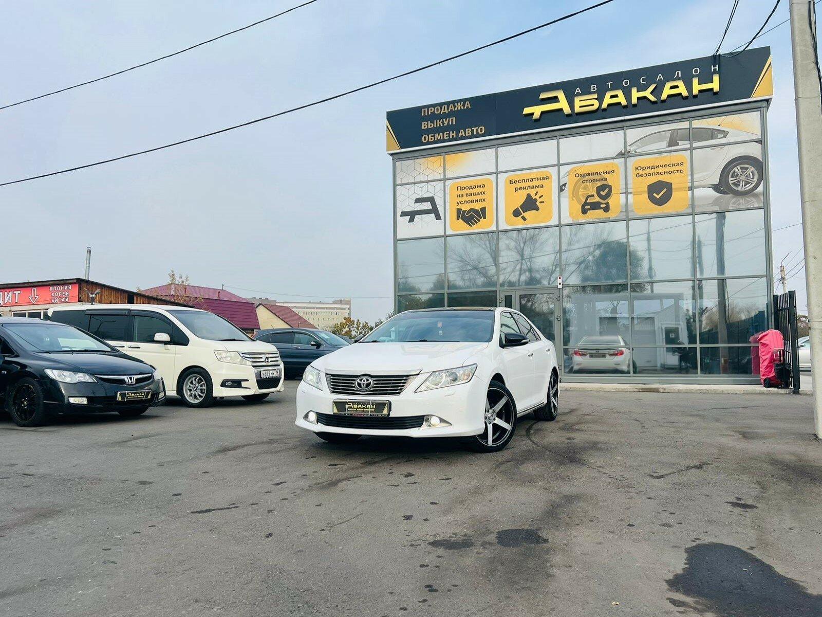 Toyota Camry — фото 1